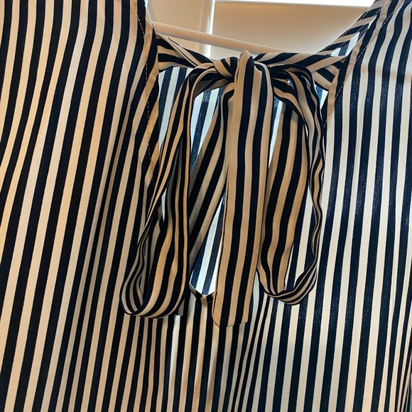 Flutter sleeve striped blouse - Picture 3 of 4